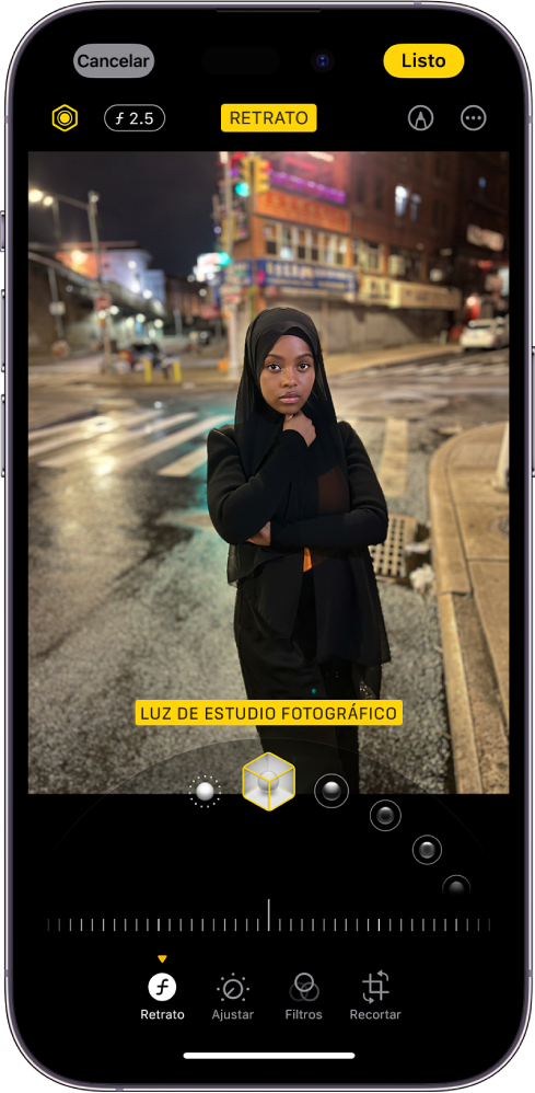 La pantalla Editar de un retrato. La foto se encuentra en el centro de la pantalla y, debajo de esta, están las opciones de iluminación del efecto Retrato. La opción Luz de estudio está seleccionada. Debajo hay un regulador para ajustar el nivel del efecto. En la parte inferior de la pantalla, de izquierda a derecha, se encuentran los botones Retrato, Ajustar, Filtros y Recortar. Se selecciona el botón Retrato.