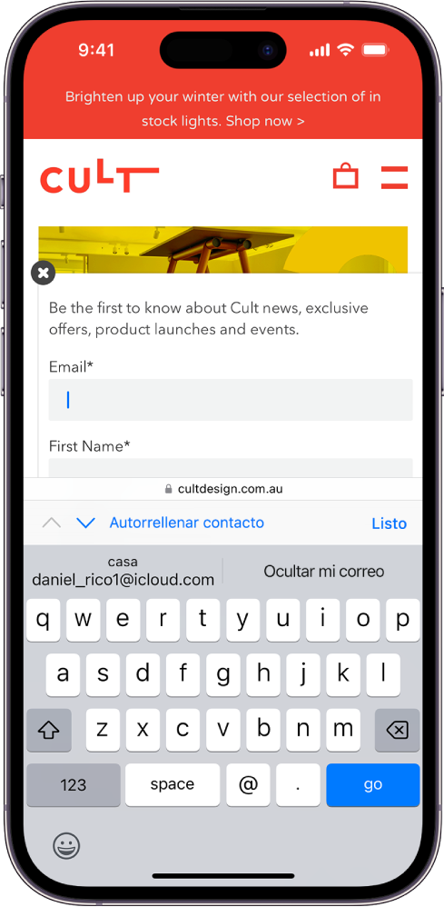 Un sitio web está abierto y muestra una página de contacto, y se está agregando una dirección de correo electrónico. El teclado está abierto. Arriba del teclado, Autorrelleno muestra dos opciones: agregar un correo electrónico real o crear uno con Ocultar mi correo para el sitio web.