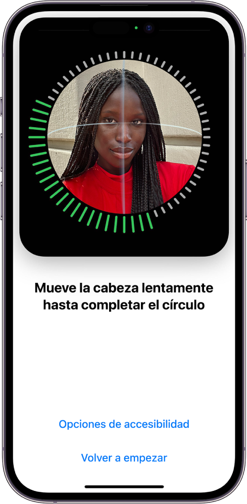 Pantalla de configuración de reconocimiento de Face ID. En la pantalla se muestra una cara rodeada de un círculo. El texto situado debajo indica al usuario que mueva la cabeza lentamente hasta completar el círculo. Cerca de la parte inferior de la pantalla, se encuentra el botón “Opciones de accesibilidad”, junto con el botón “Volver a empezar”.