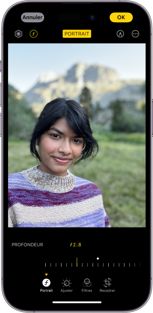 L’écran Modifier d’une photo en mode Portrait dans Photos. Un portrait se trouve au centre de l’écran et, sous cette photo, un curseur permet d’ajuster le réglage « Commande de profondeur ». Sous ce curseur se trouvent, de gauche à droite, les boutons Portrait, Ajuster, Filtres et Recadrer. Le bouton Portrait est sélectionné.