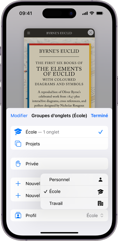 L’écran de l’iPhone affichant un groupe d’onglets avec le menu « Groupes d’onglets » ouvert. En bas du menu, Profil est sélectionné et un menu affiche les profils Personnel, École et Travail. Le profil École est actuellement sélectionné.