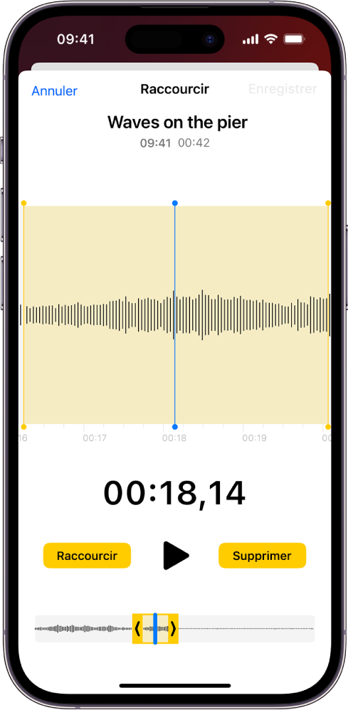 Un enregistrement en cours de modification, avec les poignées d’élagage jaunes entourant une partie de la forme d’onde audio en bas de l’écran. Un bouton Lecture et un minuteur d’enregistrement s’affichent sous la forme d’onde. Les poignées d’élagage se trouvent sous le bouton Lecture. De part et d’autre du bouton Lecture se trouvent deux boutons : le bouton Raccourcir, qui permet de supprimer la partie de l’enregistrement située à l’extérieur des poignées, et le bouton Supprimer, qui permet de supprimer la partie de l’enregistrement située entre les poignées.