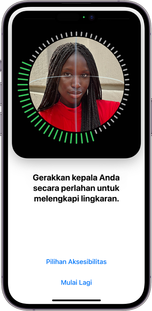 Layar pengaturan pengenalan Face ID. Wajah ditampilkan di layar, tertutup dalam lingkaran. Teks di bawah yang menginstruksikan pengguna untuk memindahkan kepalanya secara perlahan untuk melengkapi lingkaran. Tombol untuk Pilihan Aksesibilitas muncul di dekat bagian bawah layar, bersama dengan tombol Mulai Lagi.