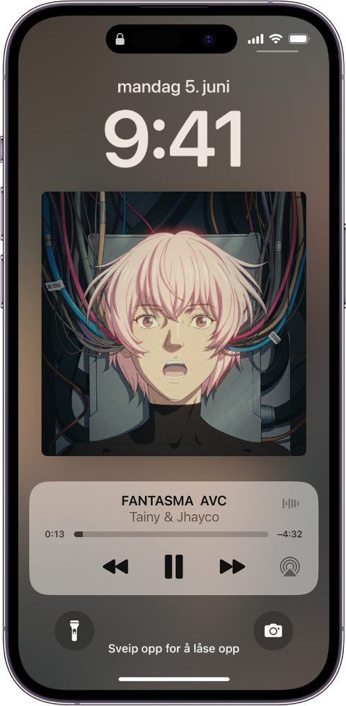 Et albumcover vises på Låst skjerm, og nedenfor albumcoveret vises kontrollene for å spille av musikk på en ekstern enhet.