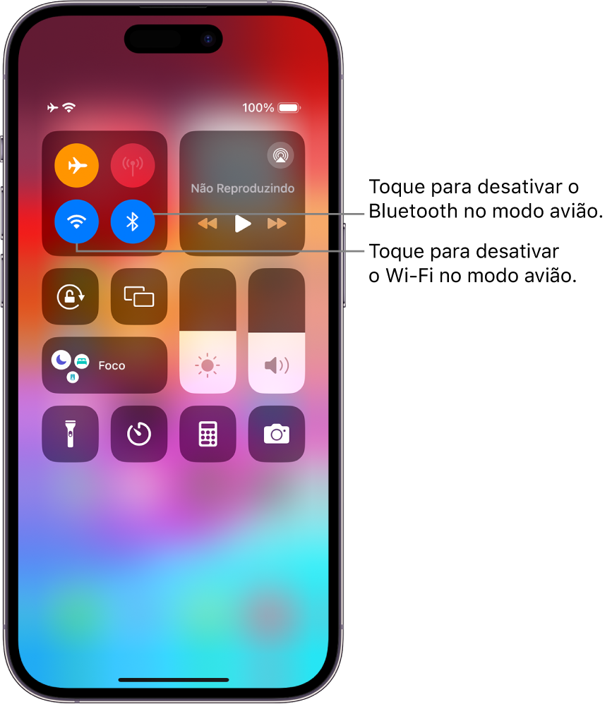 A Central de Controle do iPhone. No grupo de controles do canto superior esquerdo encontram-se o botão do modo Avião (acima à esquerda), botão Wi-Fi (abaixo à esquerda) e o botão Bluetooth (abaixo à direita). O modo Avião, Wi-Fi e Bluetooth estão todos ativados. Toque no botão Bluetooth para desativar o Bluetooth no Modo Avião. Toque no botão Wi-Fi para desativar o Wi-Fi no Modo Avião.