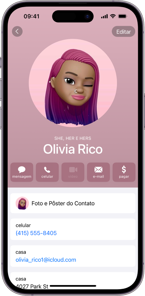 Uma pessoa dos contatos chamada Juliana Souza com os pronomes Ela e Dela abaixo da foto de contato. Abaixo do nome da pessoa, os botões para enviar uma mensagem, ligar, enviar e-mail e usar o Apple Pay. Na parte inferior da tela estão o número de celular e o endereço de e-mail do contato.