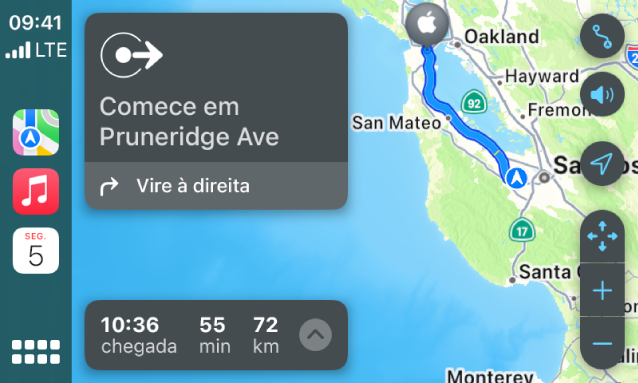 O CarPlay mostrando os apps Mapas, Música e Calendário na Barra Lateral. À direita está uma rota de navegação do Apple Park para a Apple Union Station.