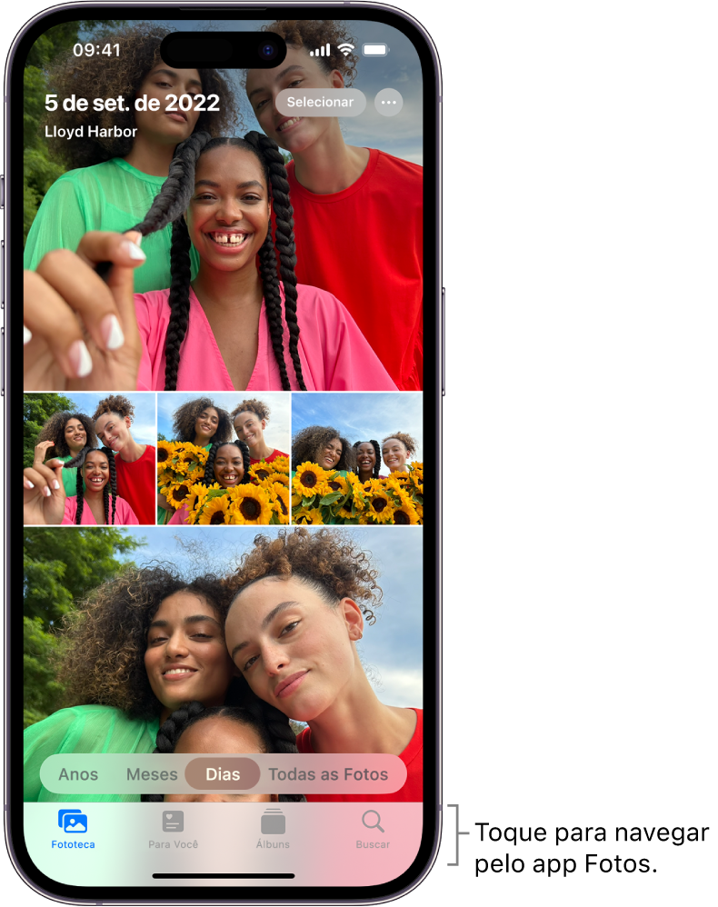Fototeca exibida na visualização por Dias. Uma seleção de miniaturas de fotos preenche a tela. Na parte superior esquerda da tela estão a data e a localização de onde as fotos foram tiradas. Na parte superior direita estão os botões Selecionar e Mais para compartilhar fotos e ver detalhes. Abaixo das miniaturas estão opções para visualizar a fototeca por Anos, Meses, Dias e Todas as Fotos. Na parte inferior, estão os botões Fototeca, Para Você, Álbuns e Buscar.