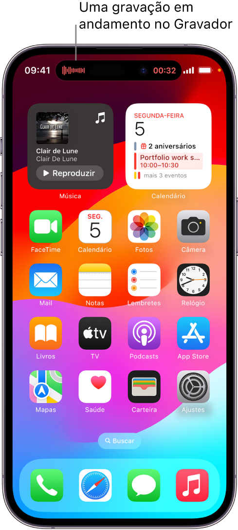 Tela de Início do iPhone 14 Pro, mostrando uma gravação do Gravador na Dynamic Island.