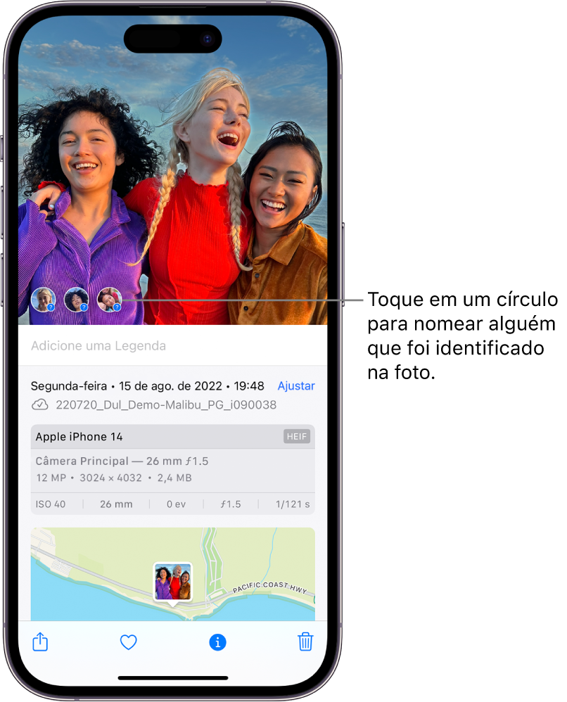 A metade superior da tela do iPhone mostra uma foto aberta no app Fotos. A metade inferior da tela mostra informações da foto, incluindo, de cima para baixo, data e hora, nome do arquivo, modelo do iPhone, ajustes da câmera e um mapa. Na parte inferior da tela, da esquerda para a direita: botão Compartilhar, botão Favorito, botão Informações e Apagar. O botão Informações está selecionado.