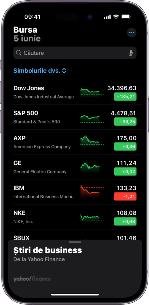 O listă de supraveghere din aplicația Bursa afișând o listă cu diferite acțiuni bursiere. Fiecare acțiune bursieră din listă afișează, de la stânga la dreapta: simbolul bursier și numele, o diagramă a performanței, prețul acțiunii și modificarea prețului. În partea superioară a ecranului, deasupra titlului listei de supraveghere Simbolurile dvs., se află câmpul de căutare. În partea de jos a ecranului este un articol din Știri de business. Glisați în sus pe știrile de business pentru afișarea articolelor.