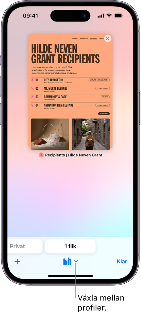 En iPhone-skärm visar en öppen Safari-flik. Längst ned på skärmen finns en Safari-profilsymbol. Tryck på symbolen för att växla mellan profiler.