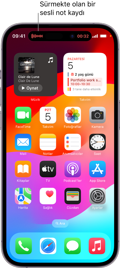 Dynamic Island’da bir Sesli Notlar kaydını gösteren iPhone 14 Pro ana ekranı.