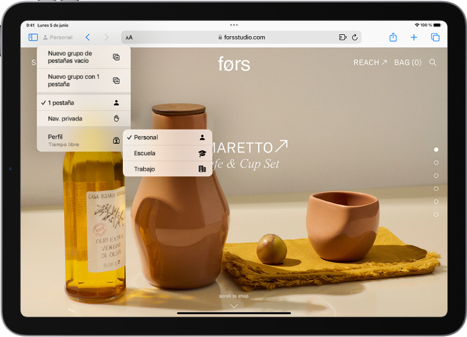En la app Safari, el menú “Grupo de pestañas” está abierto a la izquierda del campo de búsqueda. En la parte inferior del menú, la opción Perfil está seleccionada y un menú muestra las opciones Personal, Escuela y Trabajo.