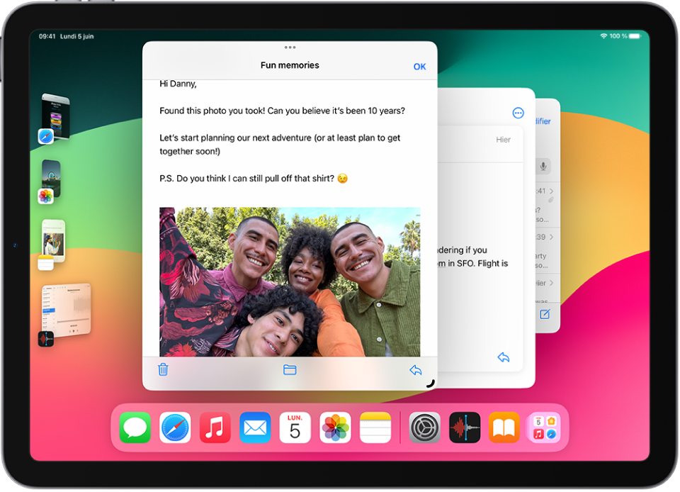 Écran de l’iPad avec la fonctionnalité Stage Manager activée. Trois fenêtres actives sont regroupées au centre de l’écran, et les autres apps récemment utilisées sont placées à gauche. Les apps dans le Dock apparaissent au bas de l’écran.