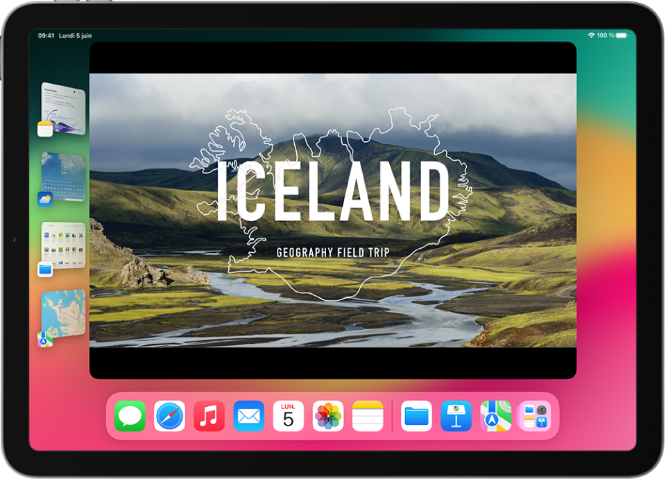 L’écran d’un iPad avec la fonctionnalité Stage Manager activée. Les fenêtres actives sont au centre de l’écran, et les autres apps récemment utilisées sont placées à gauche.