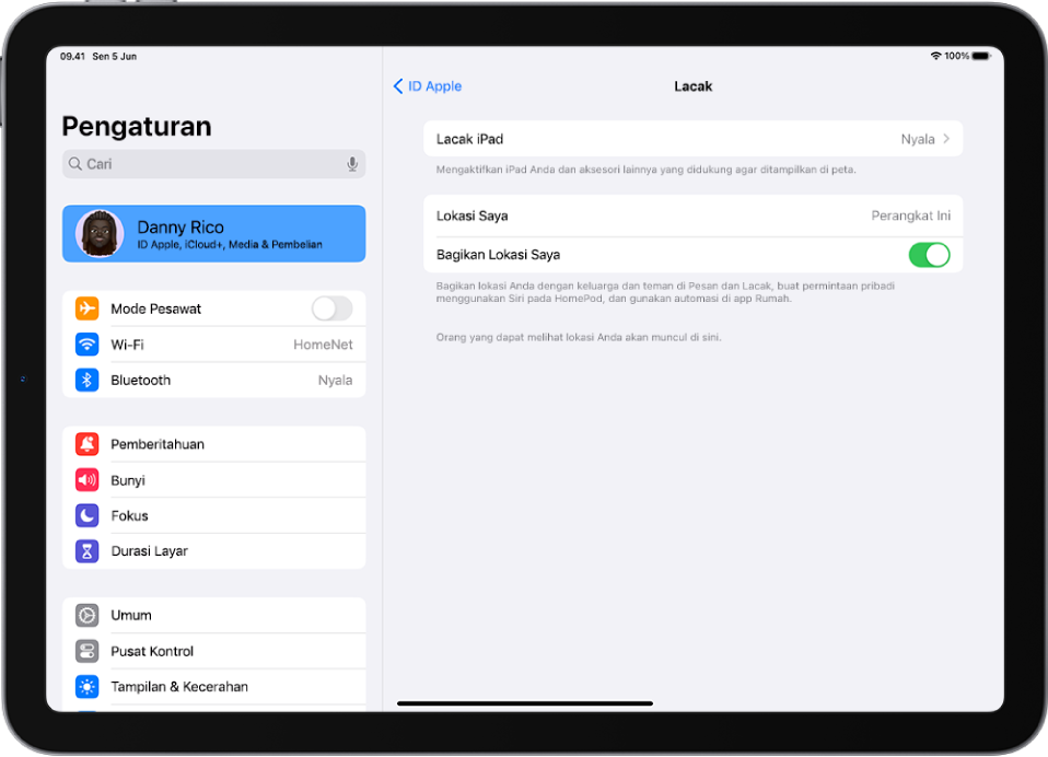 Bar samping Pengaturan di sisi kiri layar dan pilihan atas dengan nama pengguna dipilih. Di sisi kanan layar terdapat pilihan untuk memilih fitur Lacak mana yang dinyalakan. Lacak iPad dan Kirim Lokasi Saya dinyalakan.