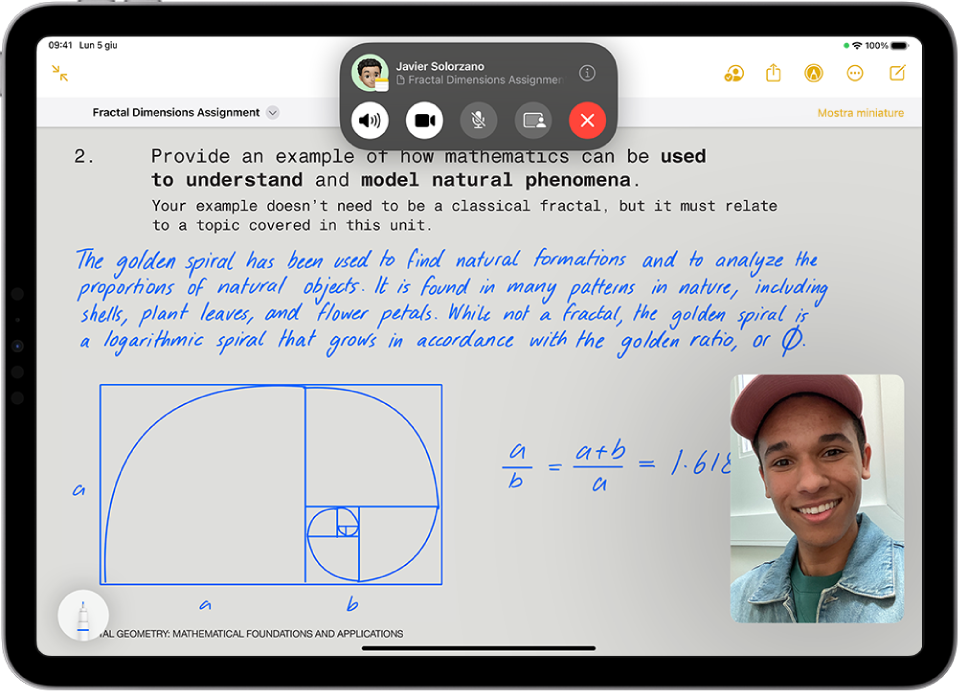 Una chiamata FaceTime con una sessione di SharePlay attiva, che mostra un contenuto video di Apple TV+ condiviso durante la chiamata. I controlli di FaceTime sono mostrati nella parte superiore dello schermo, il video è in riproduzione subito sotto e i controlli di riproduzione sono nella parte inferiore dello schermo.