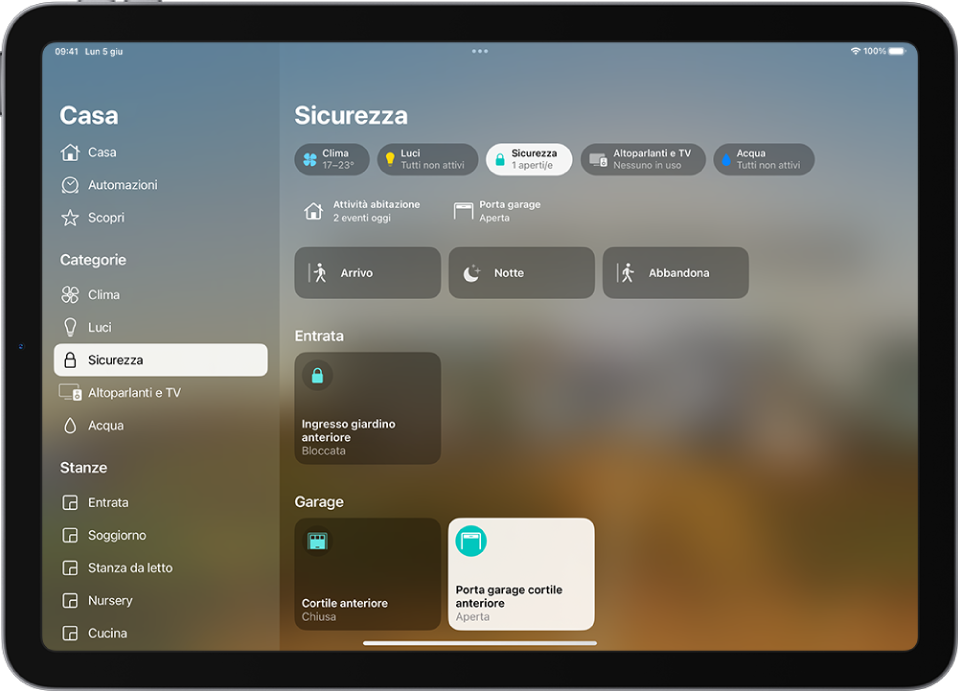 L’app Casa con la barra laterale sulla sinistra. L’opzione Sicurezza è evidenziata. Sulla destra, il pulsante della categoria Sicurezza è evidenziato. Sotto sono presenti accessori per la sicurezza come serrature e porte di garage.