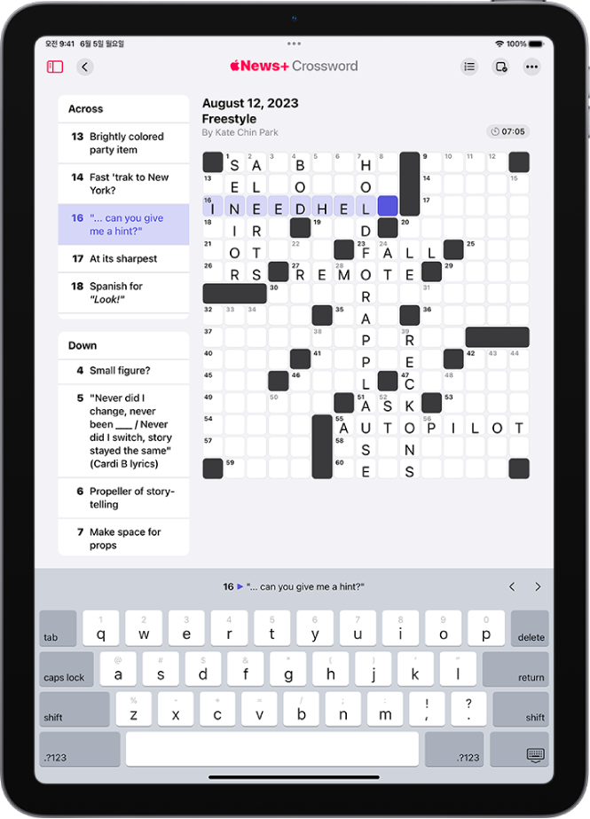 일부 채워진 십자말풀이 퍼즐이 표시되어 있으며, 한쪽에 단서가 있고 하단에 키보드가 열려 있음.