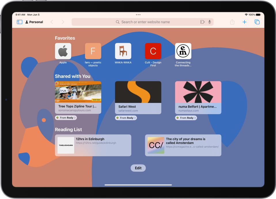 „Safari“ pradžios puslapis, kuriame rodomos mėgstamos svetainės, su jumis bendrinamos svetainės ir jūsų skaitymo sąraše išsaugotos svetainės. Ekrano apačioje rodomas mygtukas „Edit“.