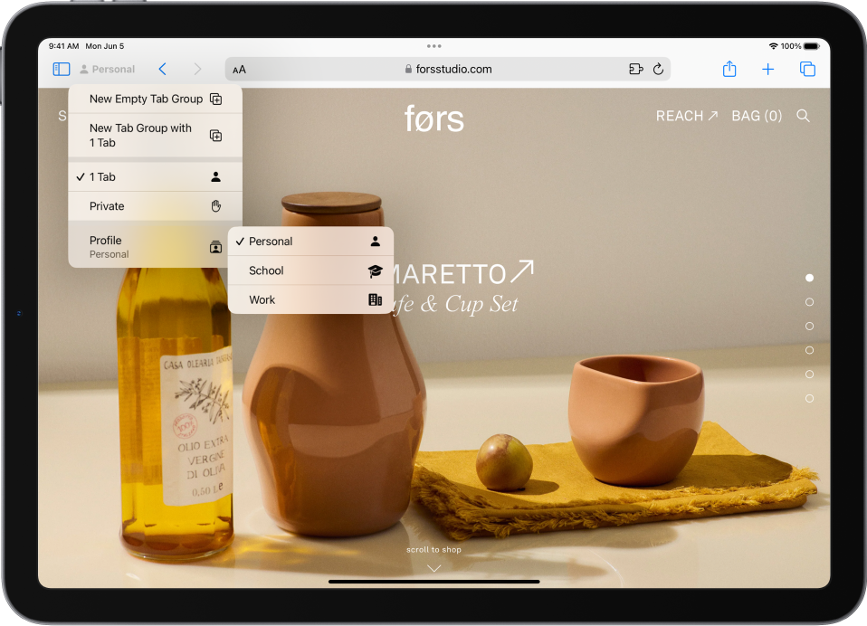 Lietotnē Safari pa labi no meklēšanas lauka ir atvērta izvēlne Tab Group. Izvēlnes apakšējā daļā ir atlasīts Profile, un izvēlnē ir redzamas opcijas Personal, School un Work.