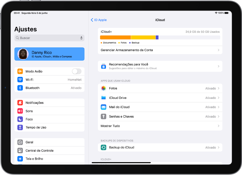 A tela dos Ajustes com o nome do usuário selecionado na parte superior da barra lateral na esquerda da tela. No lado direito da tela estão as opções de ajustes do iCloud, incluindo o medidor de armazenamento do iCloud e uma lista de apps e recursos, incluindo Fotos, iCloud Drive, Mail do iCloud, e Senhas e Chaves.