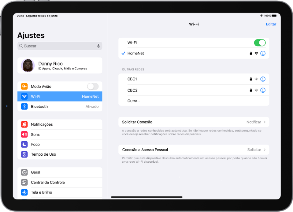 A barra lateral de Ajustes está no lado esquerdo da tela e Wi-Fi está selecionado. No lado direito da tela, Wi-Fi está ativado e uma rede está selecionada.