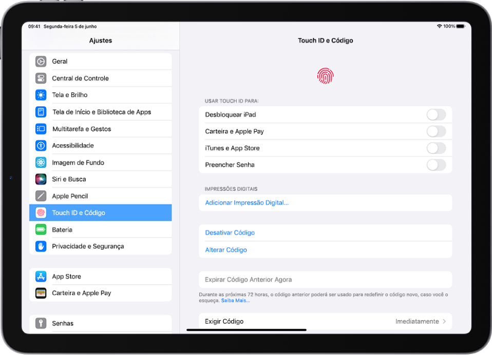 A barra lateral de Ajustes está no lado esquerdo da tela e “Touch ID e Senha” está selecionado. No lado direito da tela estão as opções para escolher quais recursos podem ser desbloqueados com o Touch ID. Desbloqueio do iPad, Carteira e Apple Pay, iTunes e App Store e Preenchimento Automático da Senha estão desativados.