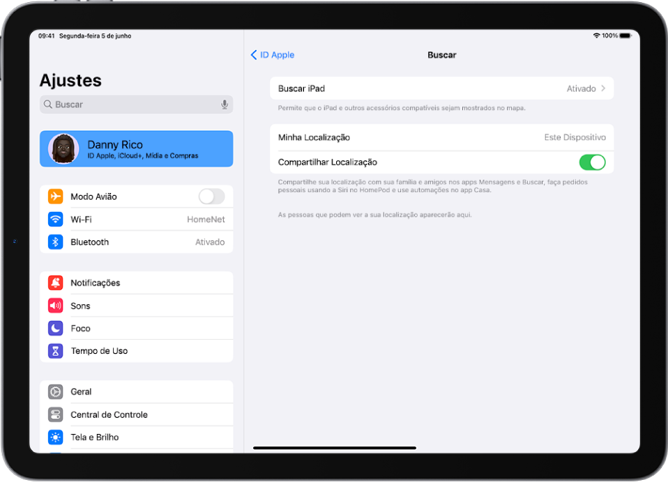 A barra lateral de Ajustes está no lado esquerdo da tela e a opção mais acima, com o nome do usuário, está selecionada. No lado direito da tela estão as opções para escolher quais recursos do app Buscar serão ativados. Buscar iPad e Compartilhar Localização estão ativados.