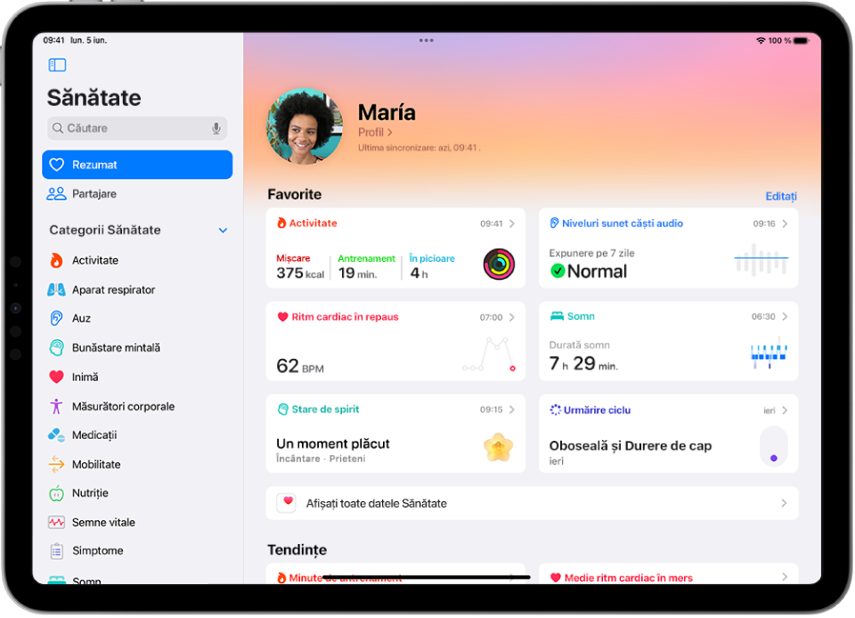 Ecranul Rezumat din aplicația Sănătate afișând detalii pentru activitate, somn, nivelurile sunetului în căștile audio ș.a.m.d.