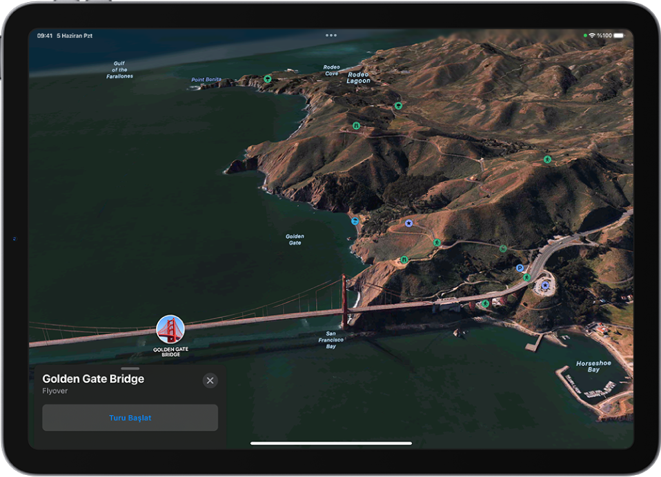 Gökyüzünden referans noktasına doğru bakan bir 3B görüntü ve turu başlatma düğmesi ile bir Flyover turu sürüyor.