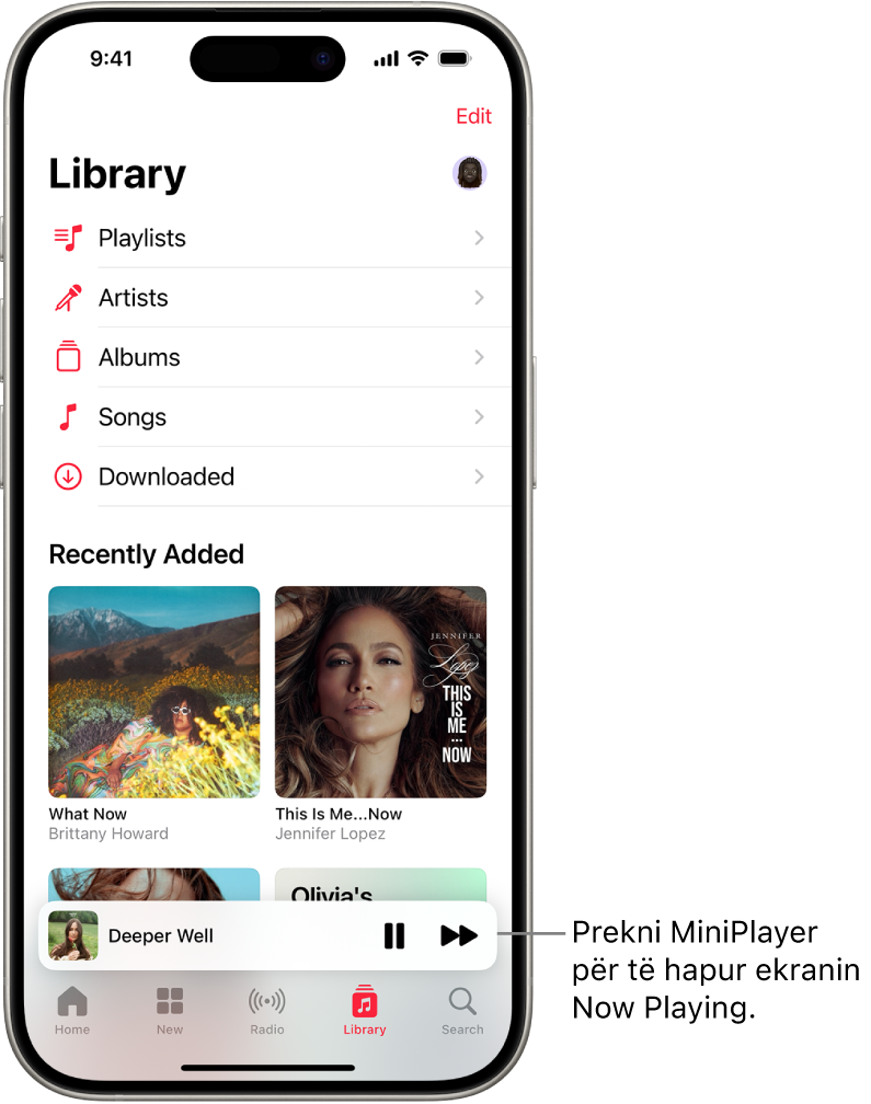 Ekrani Library, që tregon MiniPlayer afër fundit. MiniPlayer tregon titullin e këngës që po luhet. Butonat Pause dhe Track Next janë në të djathtë të titullit të këngës. Prekni MiniPlayer për të hapur ekranin Now Playing.