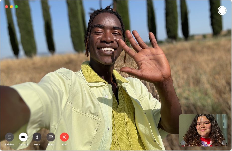 La ventana de FaceTime mostrando una llamada de video. La persona que inició la llamada se muestra en un cuadro en la esquina inferior derecha. El otro participante está en la parte principal de la ventana, junto con el botón Live Photo en la esquina superior derecha que los demás pueden hacer clic para capturar el momento.