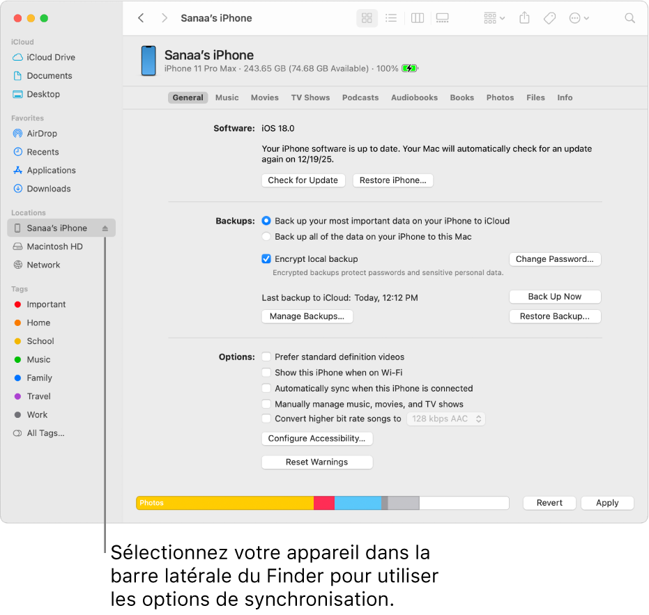 Un appareil sélectionné dans la barre latérale du Finder et les options de synchronisation affichées dans la fenêtre.