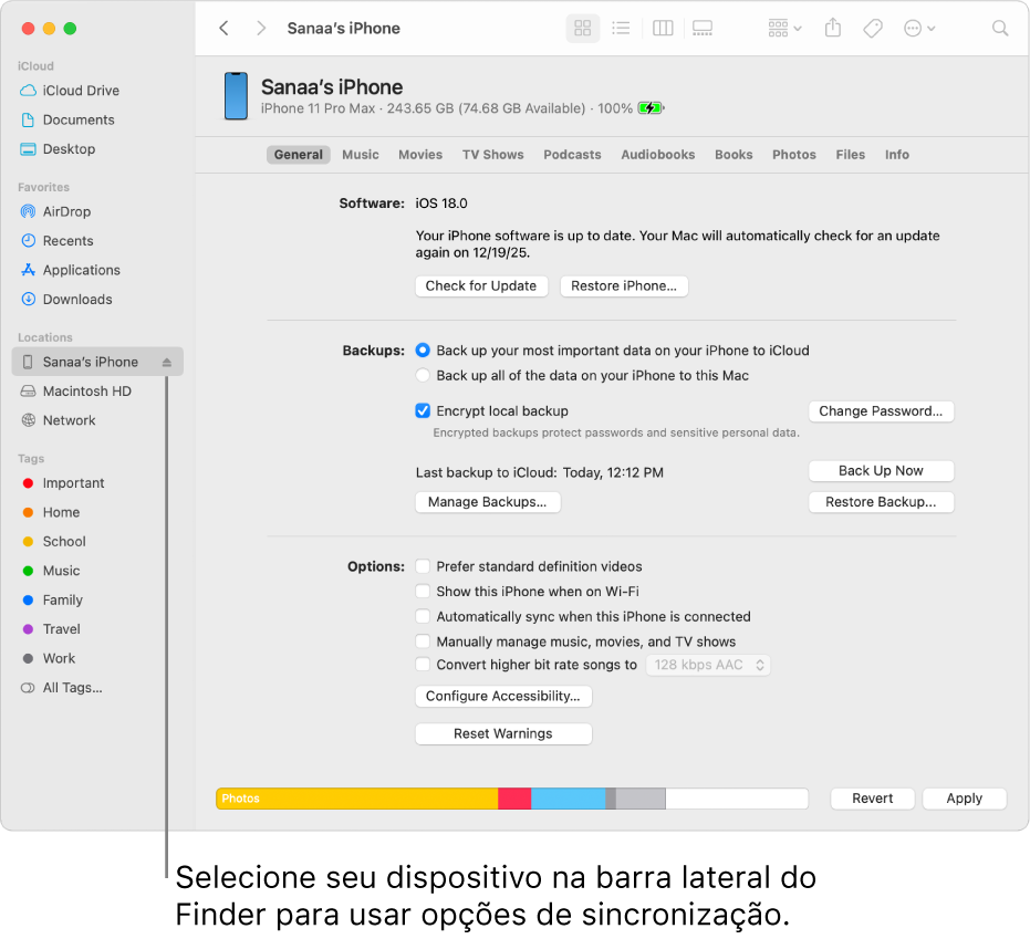 Um dispositivo selecionado na barra lateral do Finder e as opções de sincronização sendo exibidas na janela.