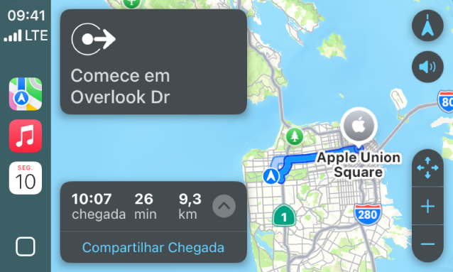 O CarPlay mostrando os apps Mapas, Música e Calendário na Barra Lateral. À direita está uma rota de navegação do Apple Park para a Apple Union Station.