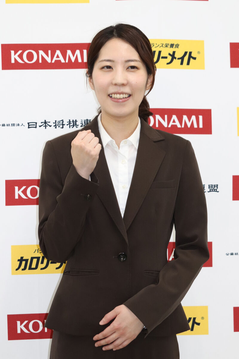 女流棋士初のタイトル戦本戦出場を決め、会見で笑顔をこぼす里見香奈女流四冠