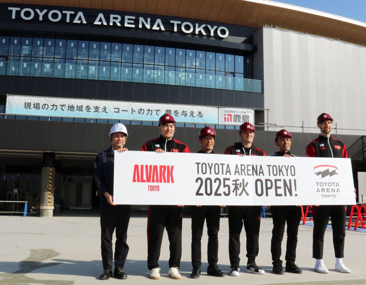 「TOYOTA　ARENA　TOKYO」開業前建設現場見学会で笑顔を見せる左から鹿島建設の辻岡展宏氏、アルバルク東京の安藤周人、林邦彦社長、テーブス海、アリーナプランニング部の林洋輔部長、ライアン・ロシータ