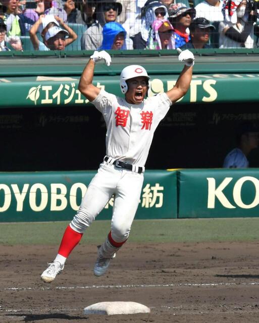 　健大高崎戦９回、勝ち越し適時打を放ちガッツポーズを決める智弁学園・佐坂悠登（１４日）