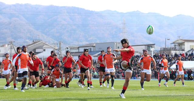 　後半、京都工学院・杉山祐太朗（手前）が外にボールを蹴り出し、京都工学院が勝利する（撮影・中田匡峻）