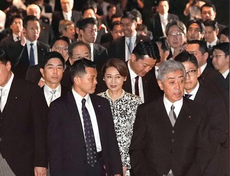 　皇居での認証式のため、首相官邸を出る三原じゅん子こども政策相（中央）ら＝１日午後６時10分