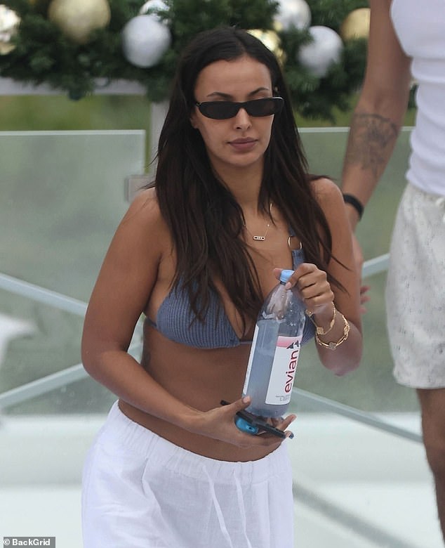 The stunner kept cool with a trusty bottle of Evian