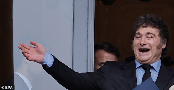 epa11726352 Argentine President Javier Milei waves from the balcony of the Casa Rosada, during his meeting with French President Emmanuel Macron in Buenos Aires, Argentina, 17 November 2024. Macron is visiting Argentina before attending the G20 Summit in Brazil on 18 November 2024.  EPA/JUAN IGNACIO RONCORONI