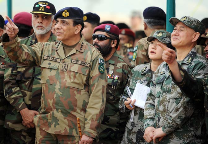 Pakistan's army chief General Ashfaq Kayani (L) and General Hou Shusen (R), Deputy Chief of  Staff of Chinese People's Liberation Army (PLA), watch the Pakistan-China anti-terrorist drill. ?AFP Photo.