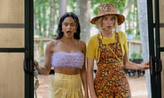 DO REVENGE - (L-R) Camila Mendes as Drea and Maya Hawke as Eleanor in Do Revenge. Cr. Kim Simms/Netflix © 2022.