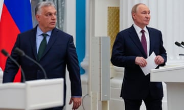 Viktor Orbán and Vladimir Putin stand behind lecterns and in front of the Russian flag