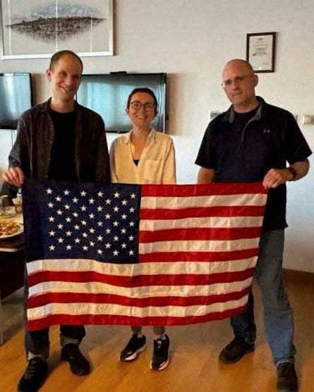 Gershkovich, Kurmasheva and Whelan holding the US flag