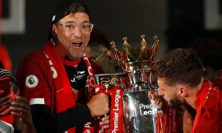 Jürgen Klopp with the Premier League trophy in 2020.