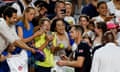 Andy Murray signs autographs